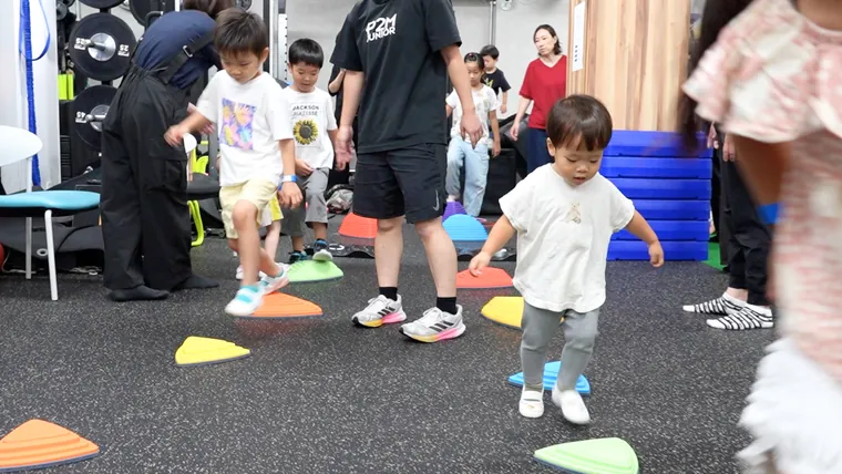 未就学児が楽しく運動する様子